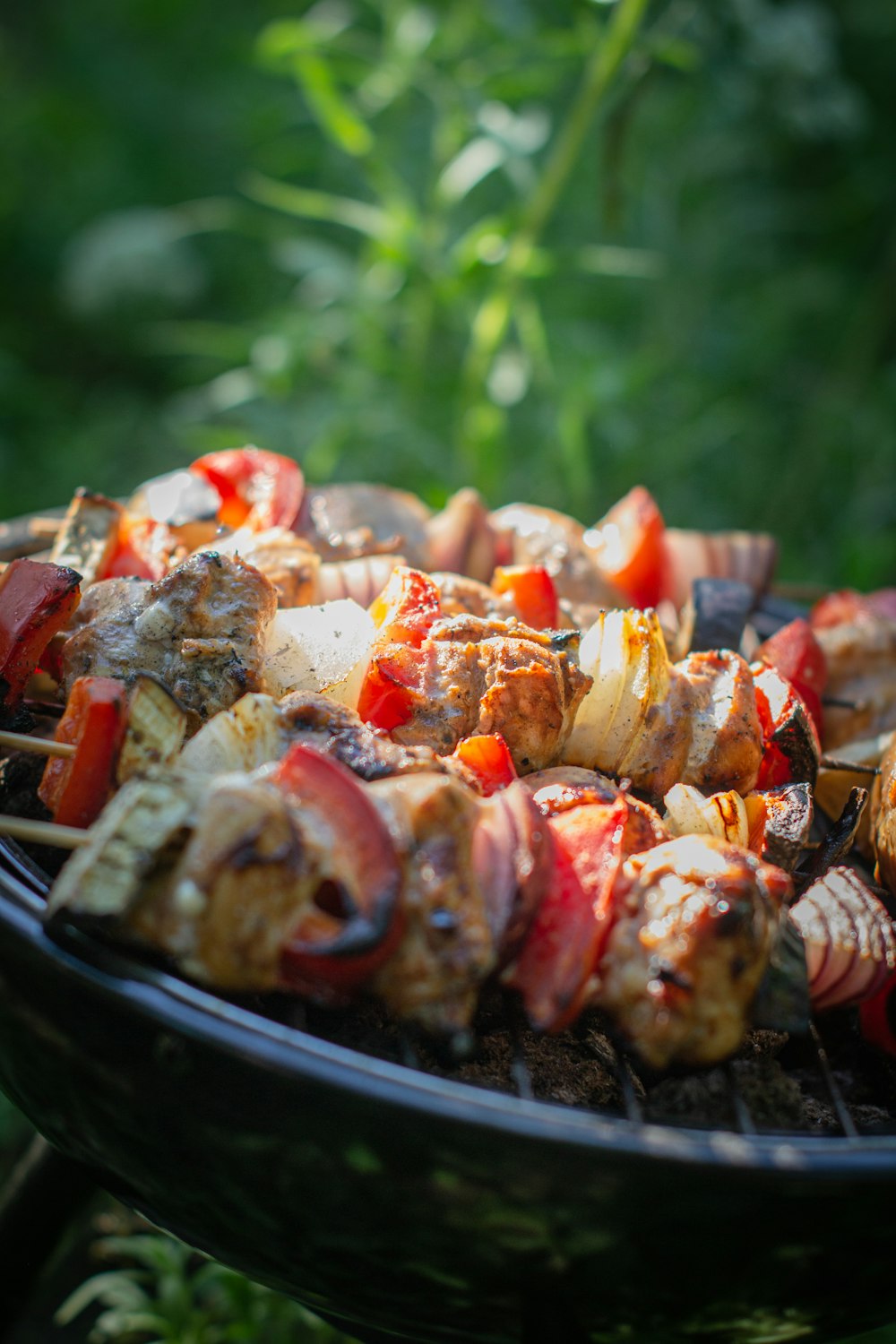 gegrilltes Fleisch auf schwarzem runden Teller