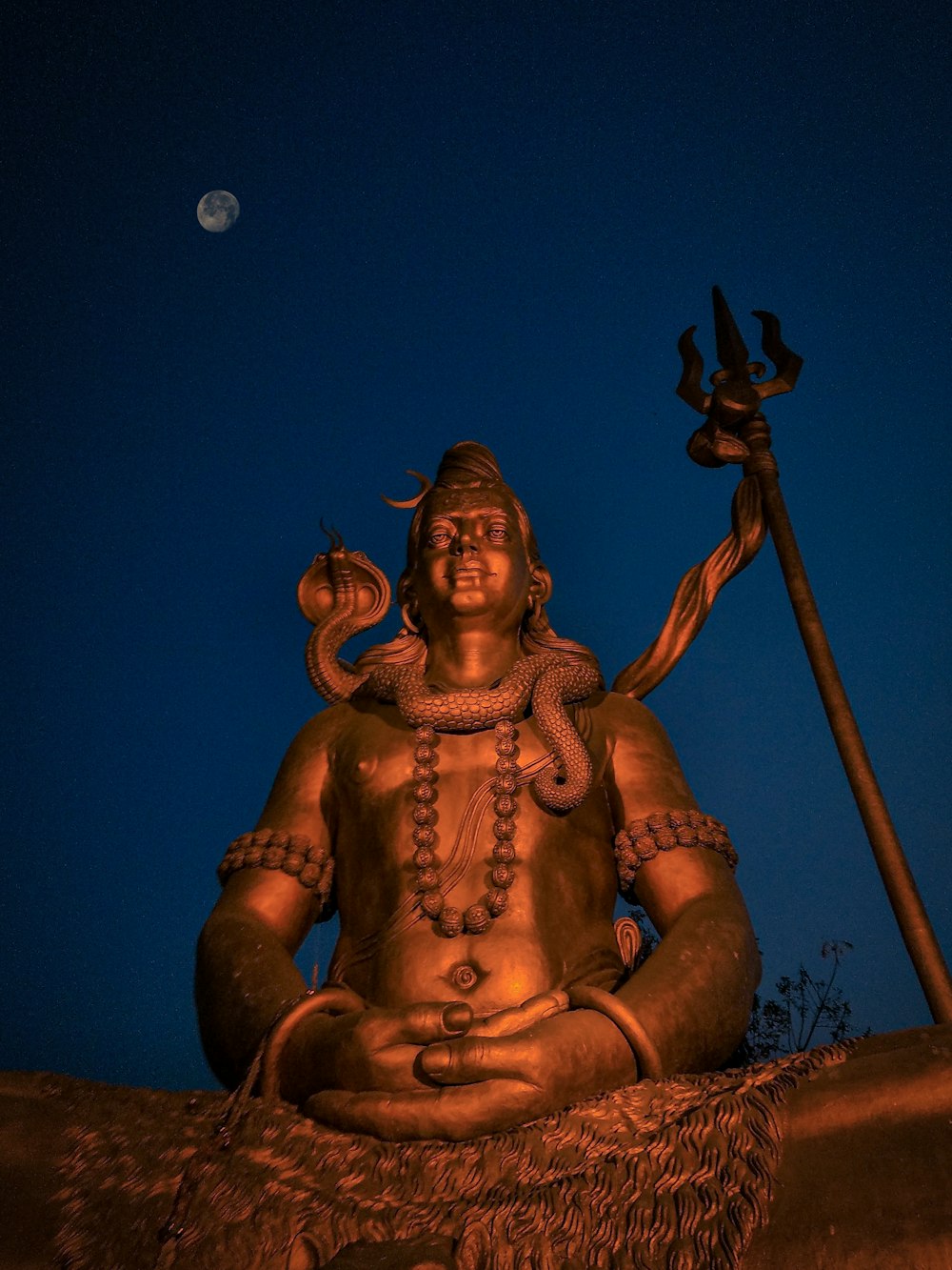 Statue de Bouddha en or sous le ciel bleu pendant la nuit