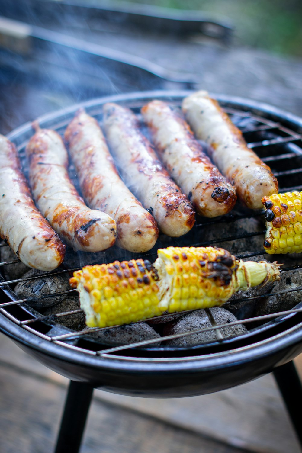 Viande grillée sur un gril au charbon de bois