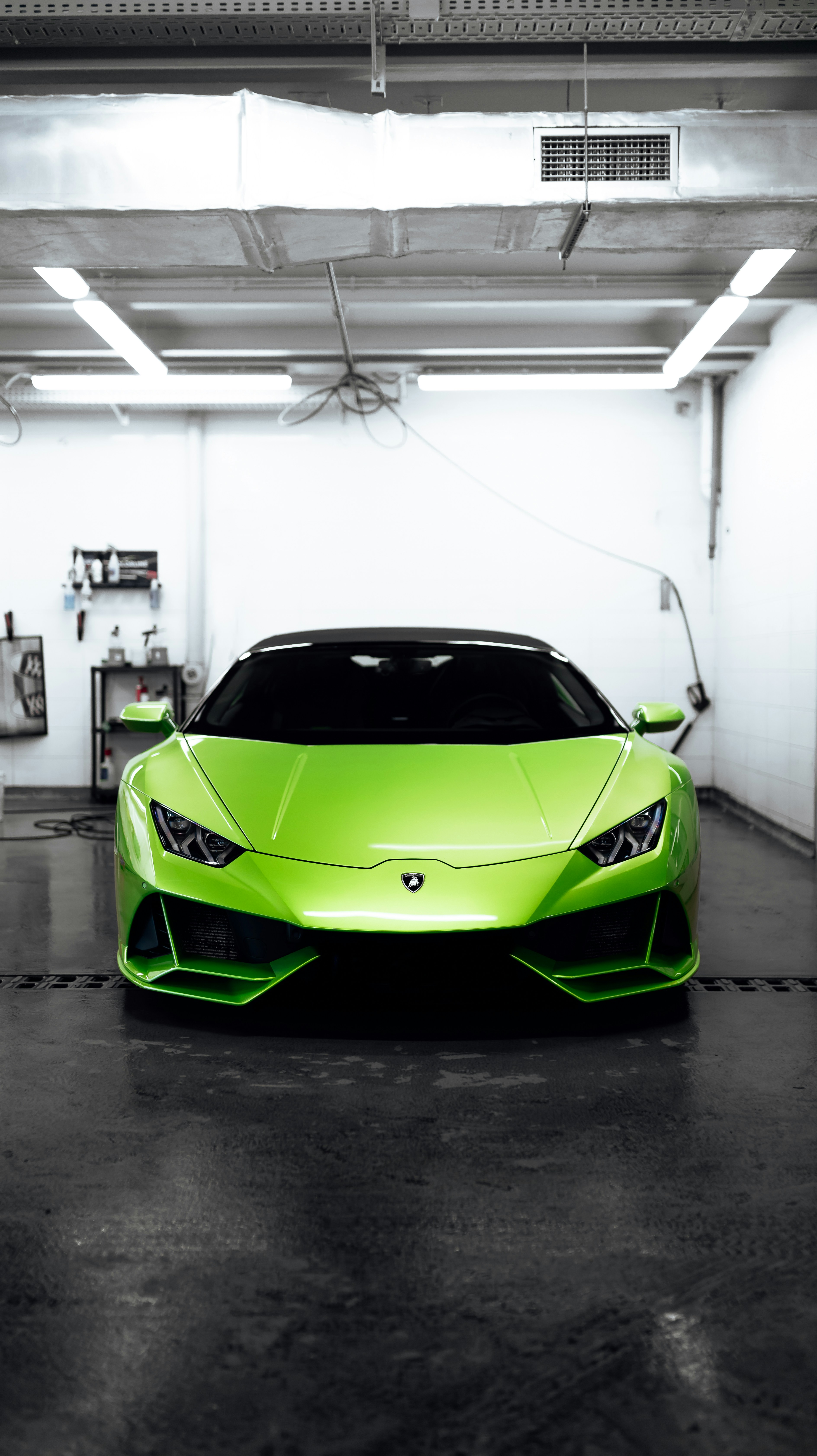 ガレージに駐車された黄色のランボルギーニ アヴェンタドールの写真 Unsplashで見つける交通手段の無料写真