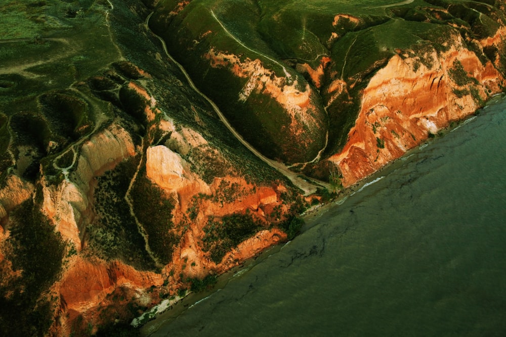 Vista aérea de las montañas marrones y blancas