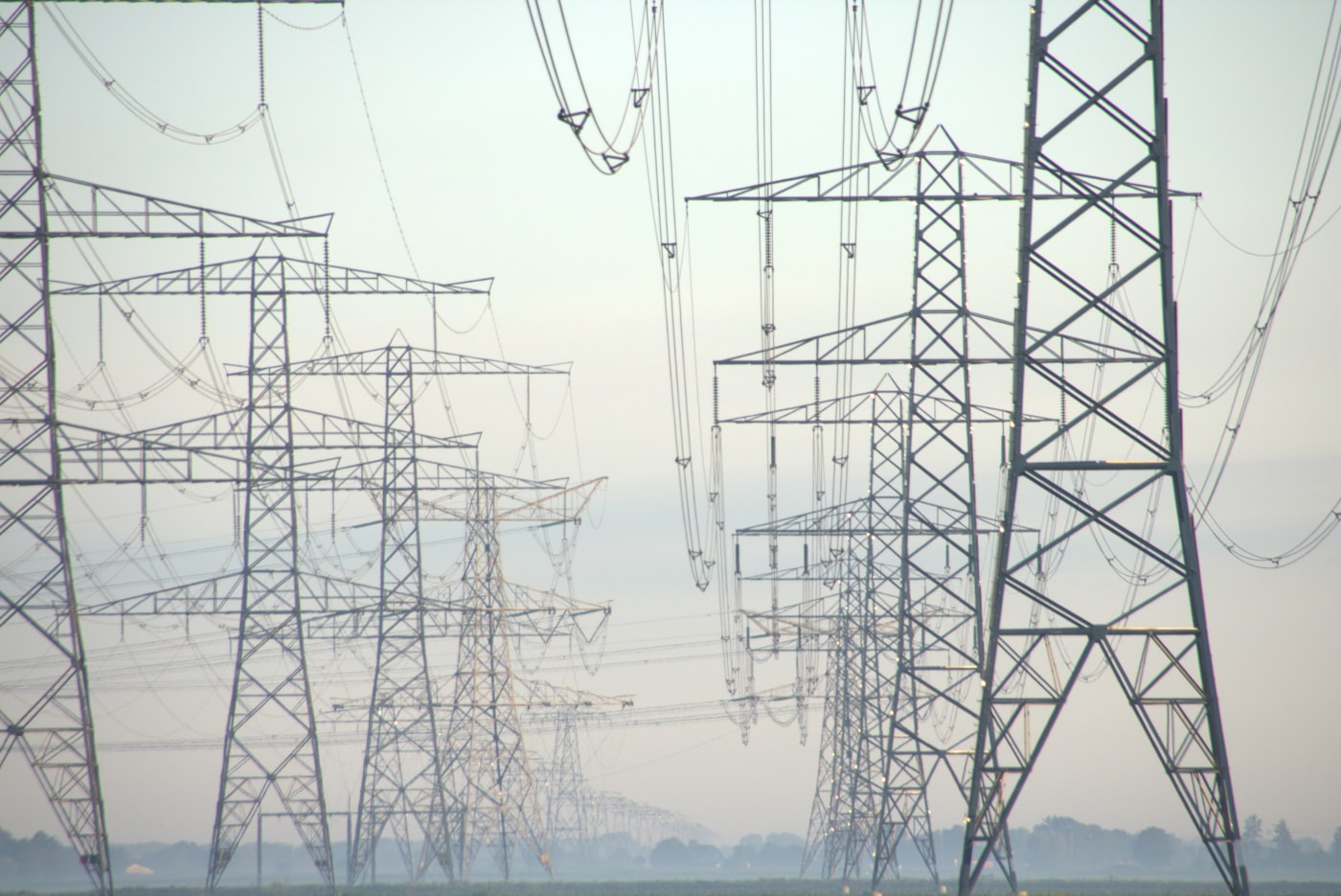 Elektrischer Mast vor hellem Himmel