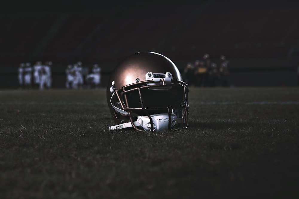 Casque de football sur un terrain en herbe verte pendant la nuit