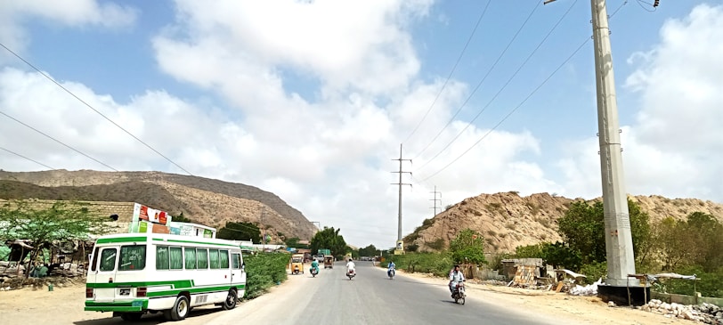 A bikkesbusz minibusz egy napsütéses napon egy festői magyarországi úton