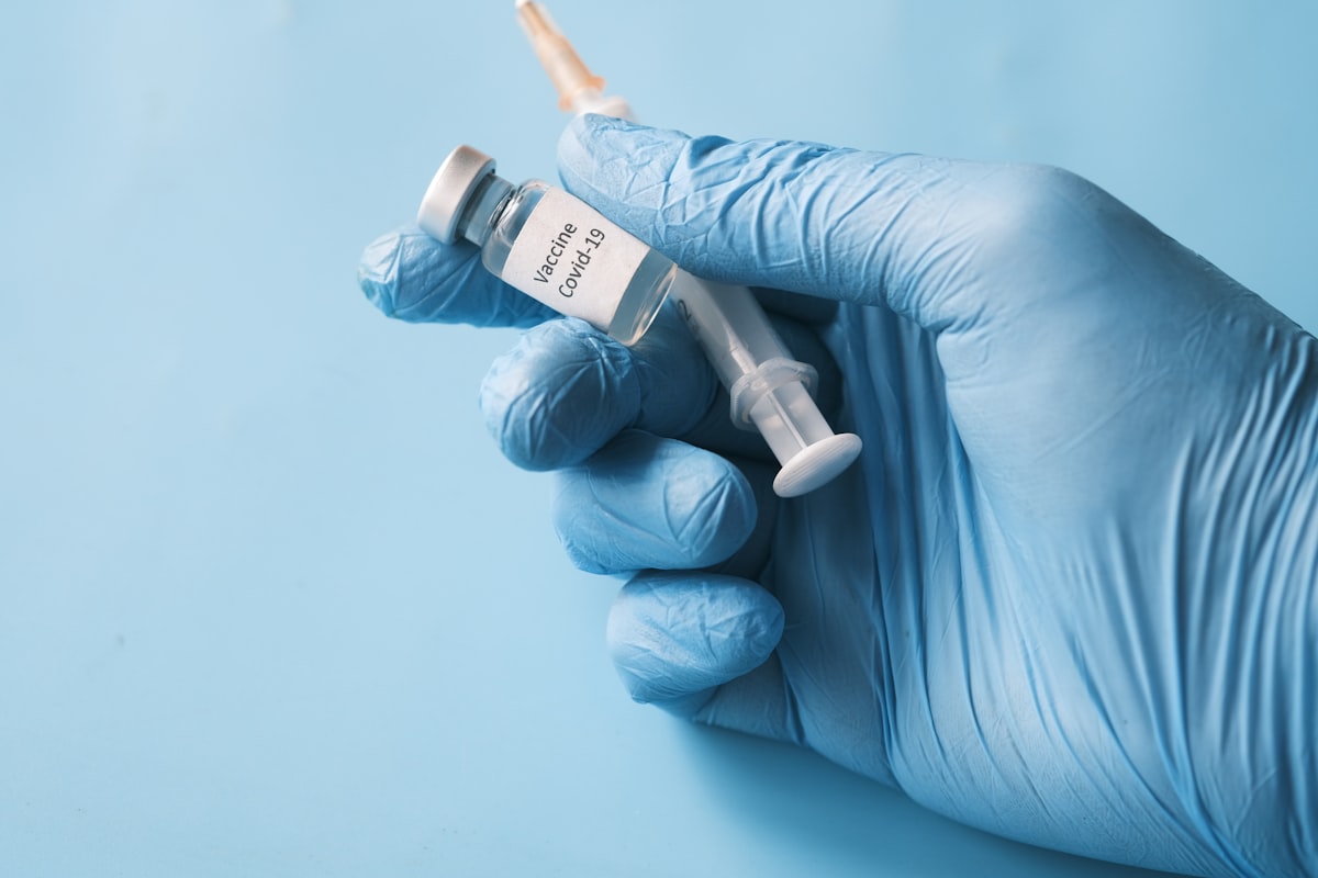 Farmacéuticas reformulan sus vacunas para combatir la variante ómicron