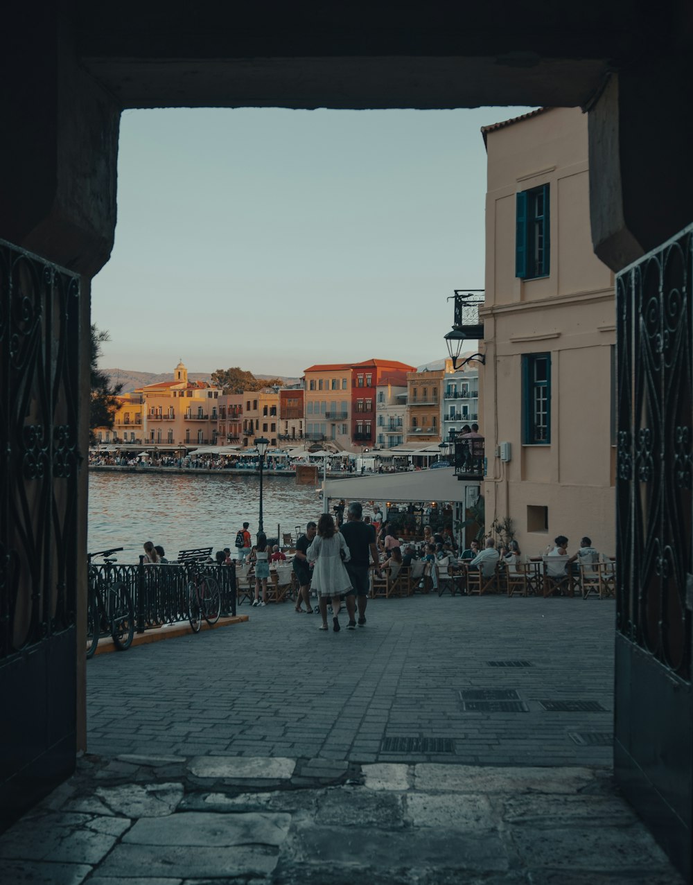 persone che camminano sul marciapiede vicino agli edifici durante il giorno