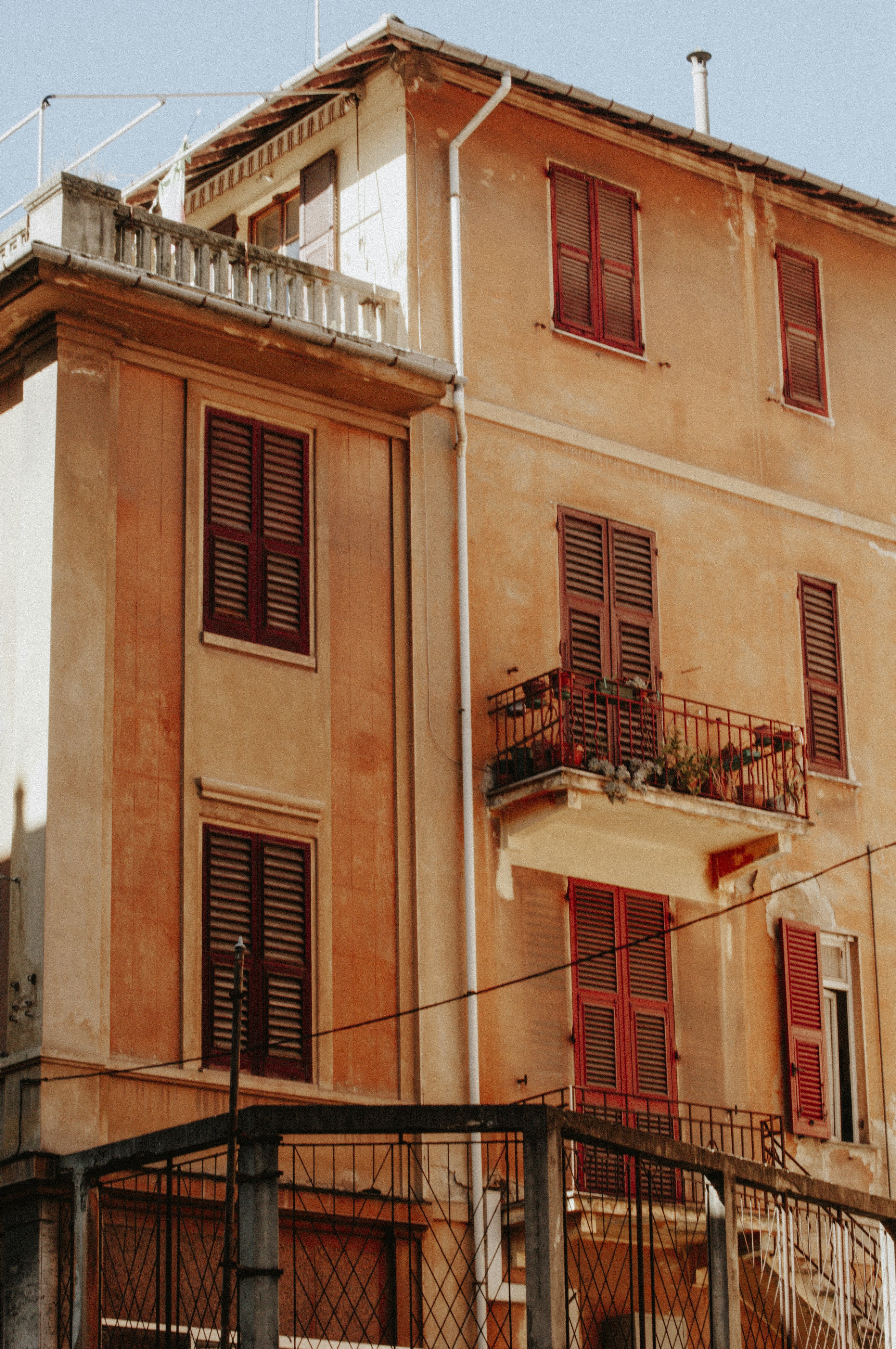 photo-1626357593656-d11d38fb54f6