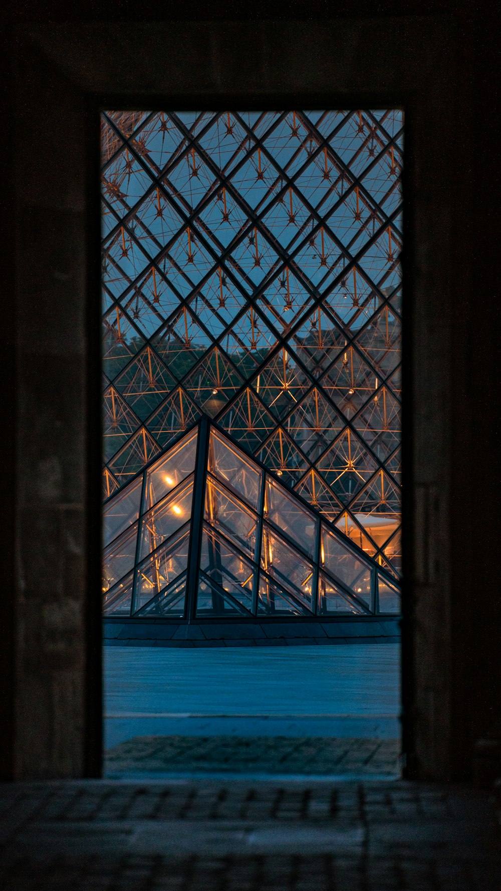 Ventana de vidrio con marco negro durante la noche