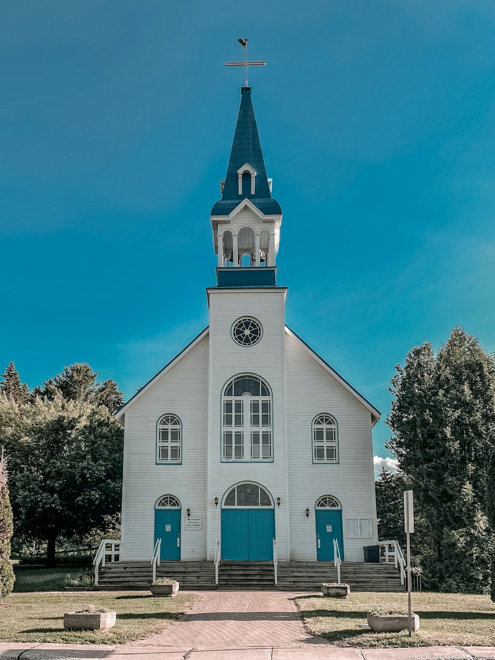 昼間の青空に映える白と青の教会