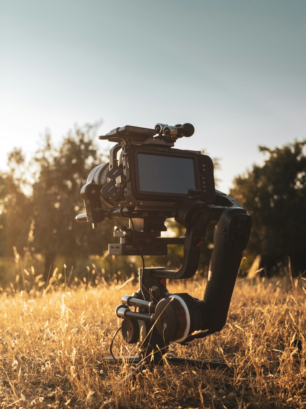 caméra vidéo noire sur un champ d’herbe brune pendant la journée