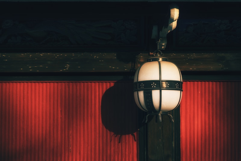 Lámpara roja decorativa