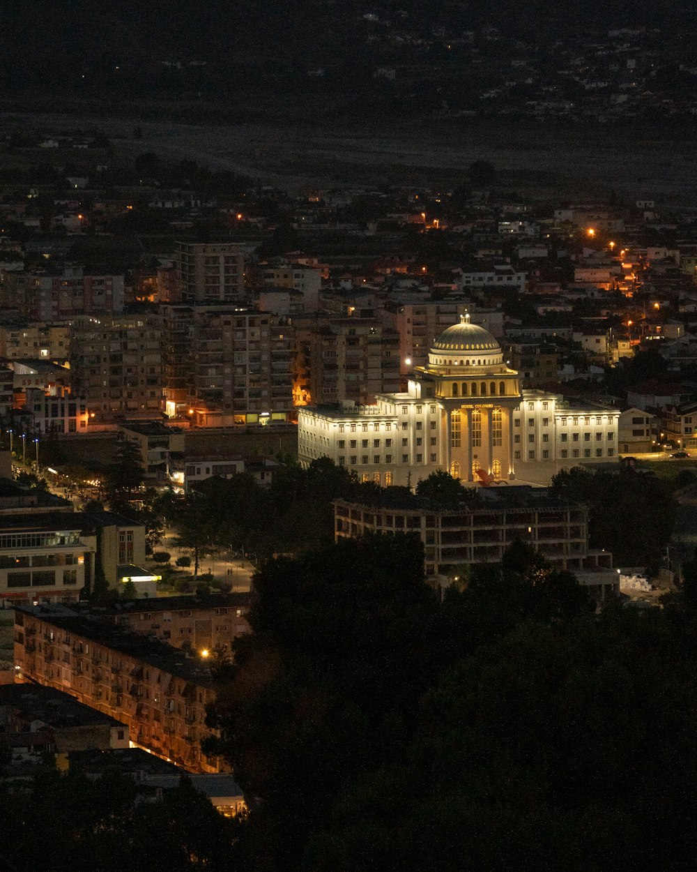 edificio in cemento bianco durante la notte