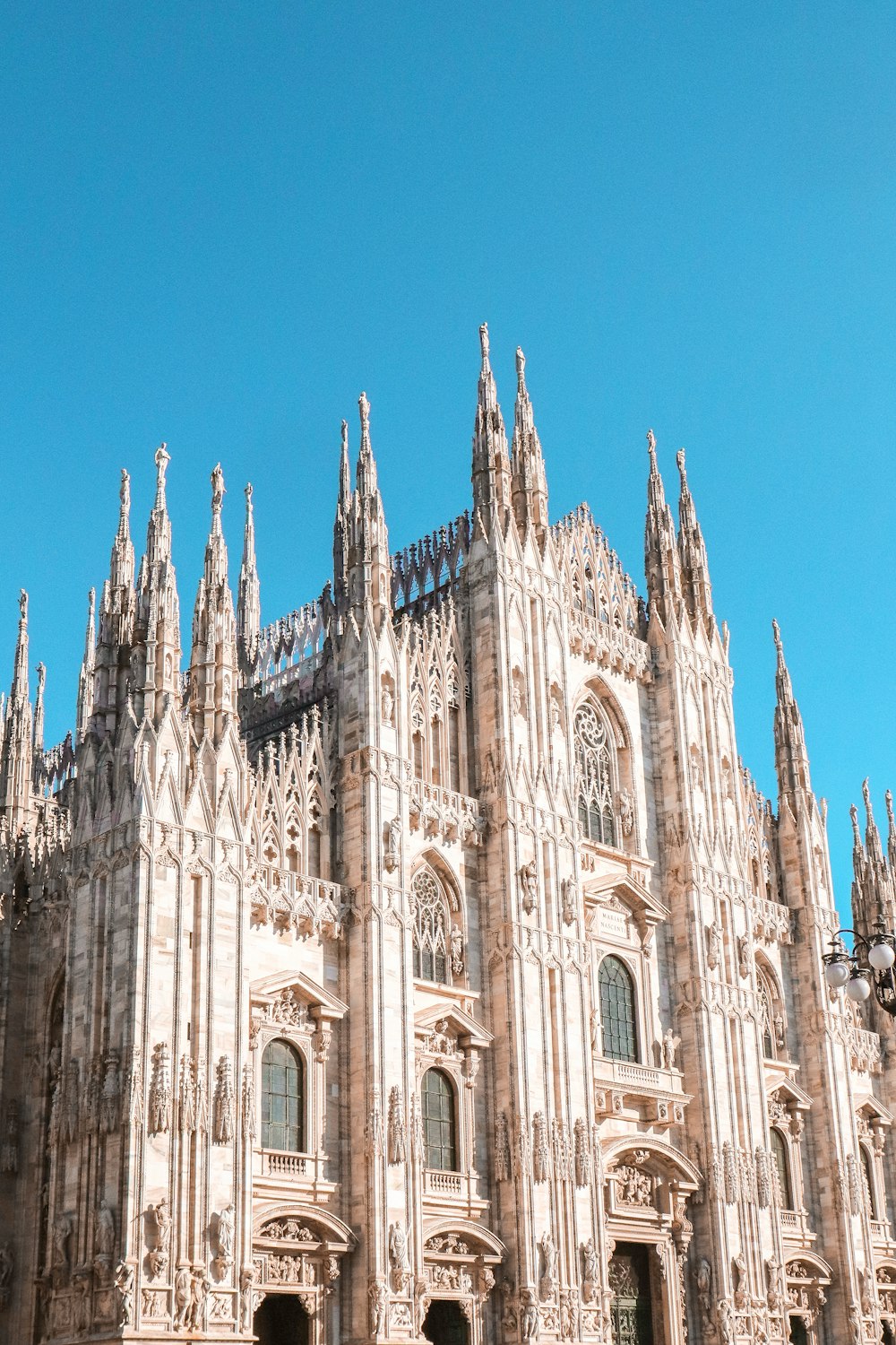 Braunes Betongebäude unter blauem Himmel tagsüber