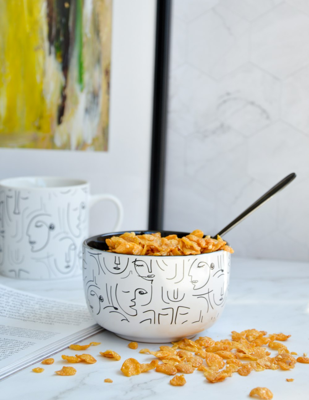 Cuenco de cerámica floral blanco y azul con comida marrón