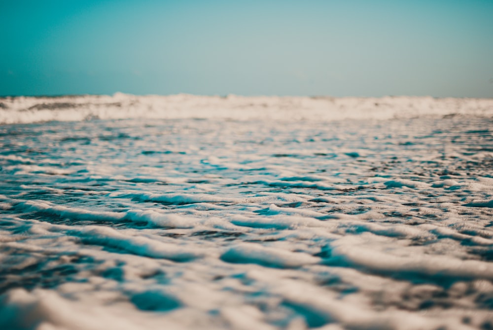 blaues Meerwasser unter blauem Himmel tagsüber