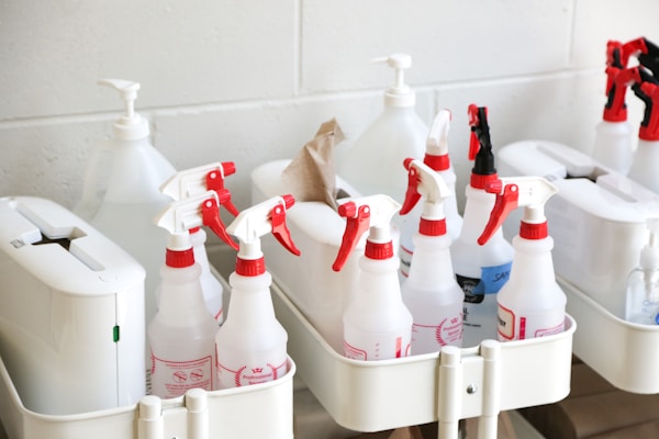white plastic bottles on white plastic containerby Giorgio Trovato