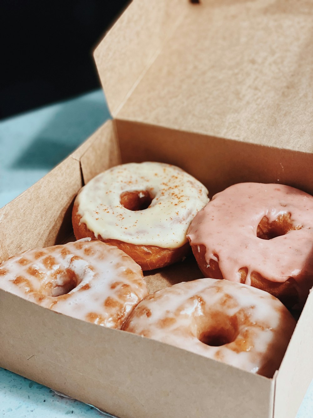 donuts castanhos e brancos na caixa