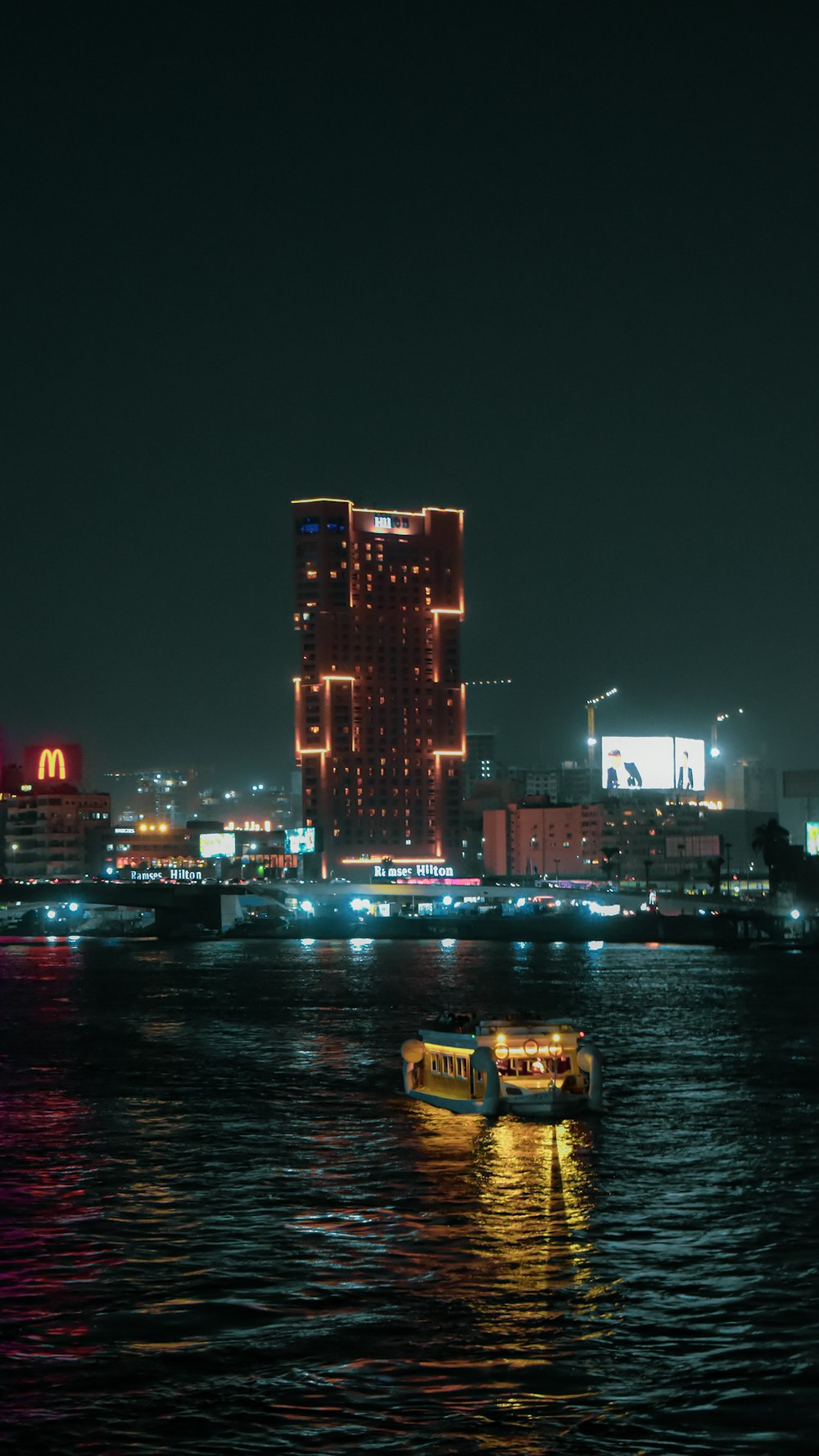 Horizonte de la ciudad durante la noche