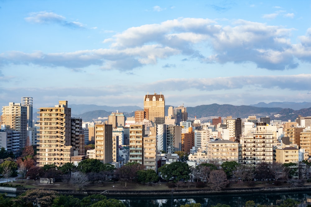 Edificios de la ciudad bajo el cielo azul durante el día