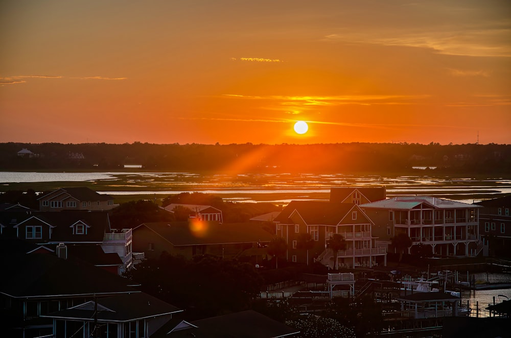 cidade com arranha-céus durante o pôr do sol