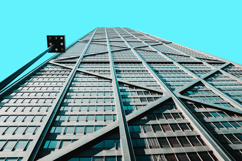 Weißes Betongebäude unter blauem Himmel tagsüber