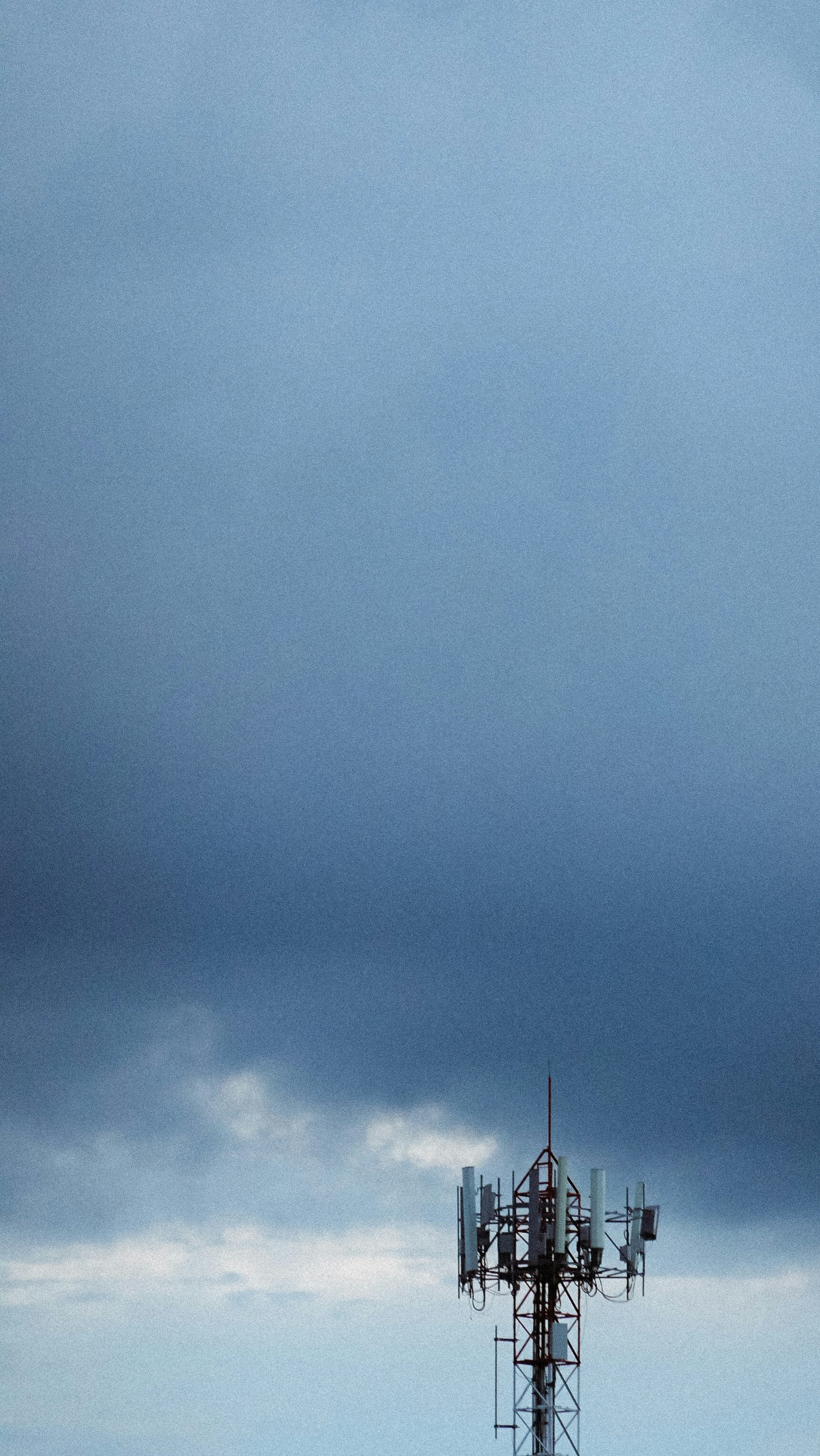 nuvens brancas sobre a cidade