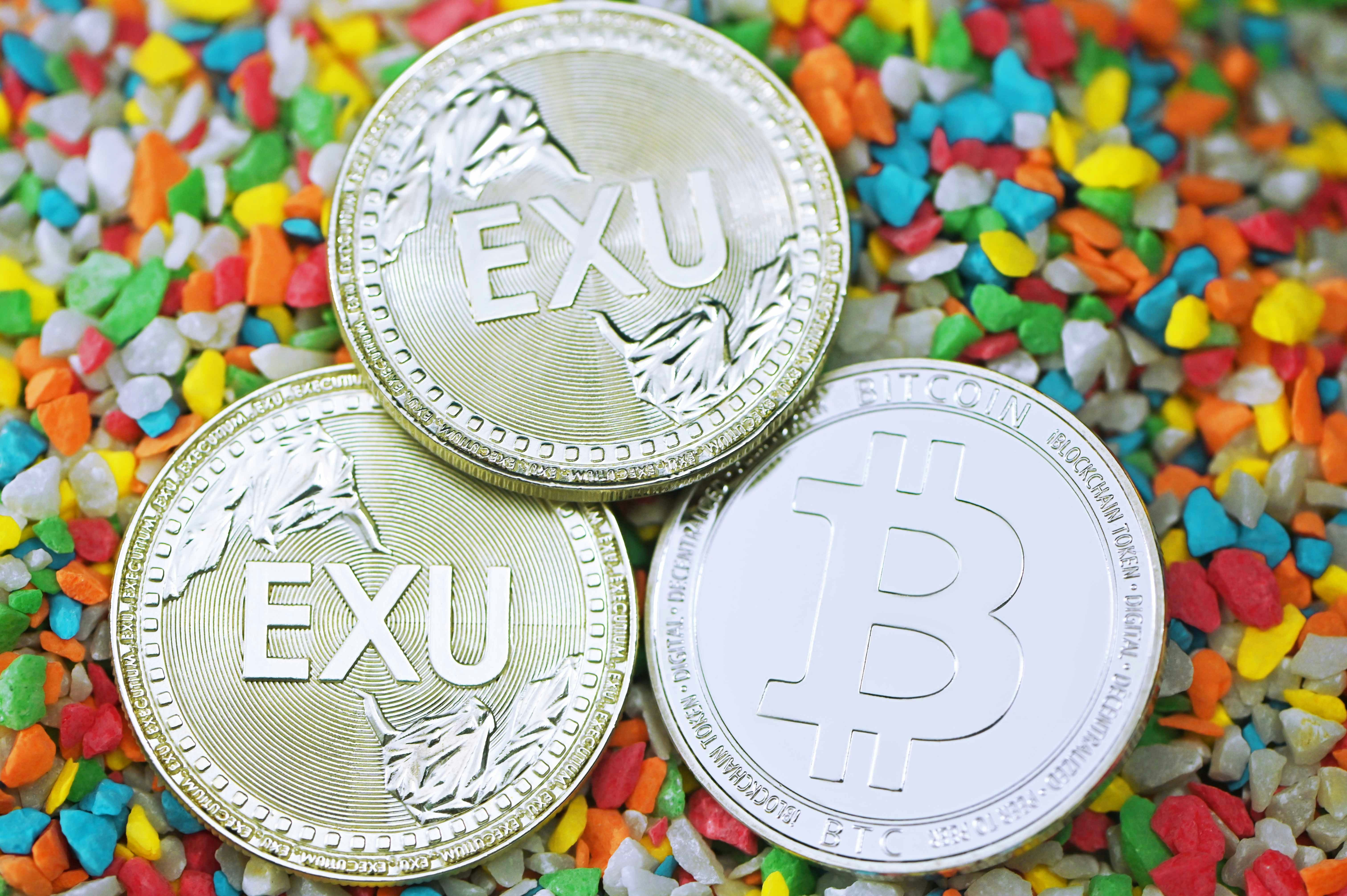 2 round white ceramic decorative plates