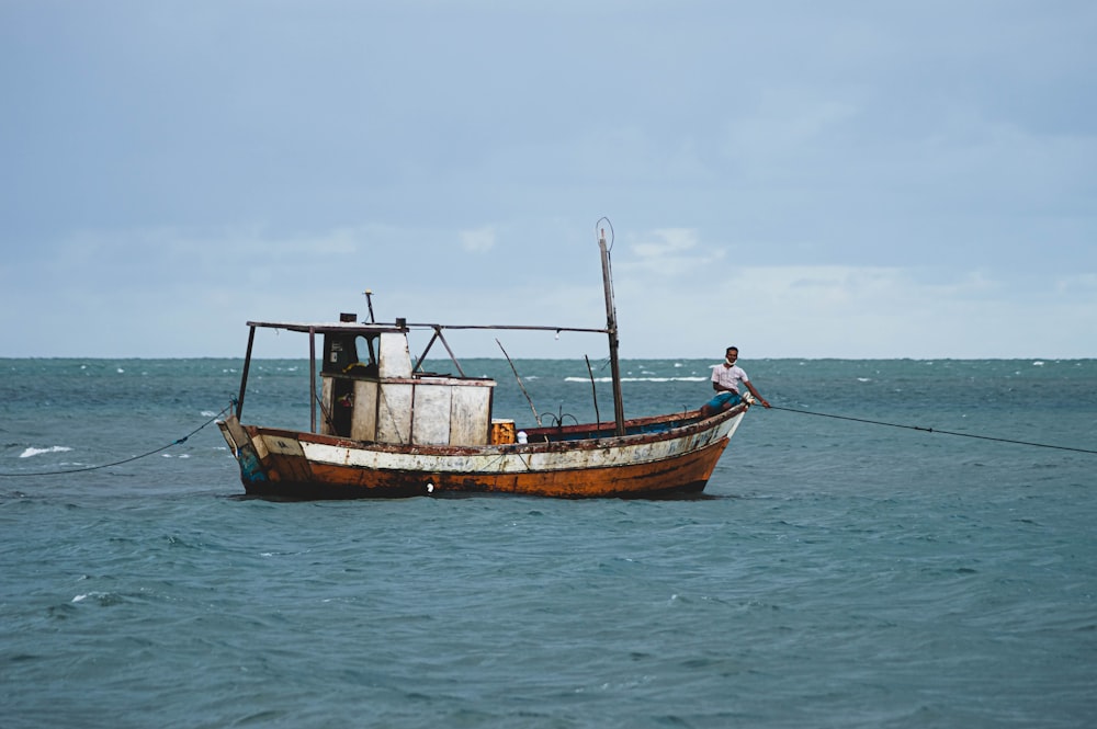 Barco marrón y negro en el mar durante el día