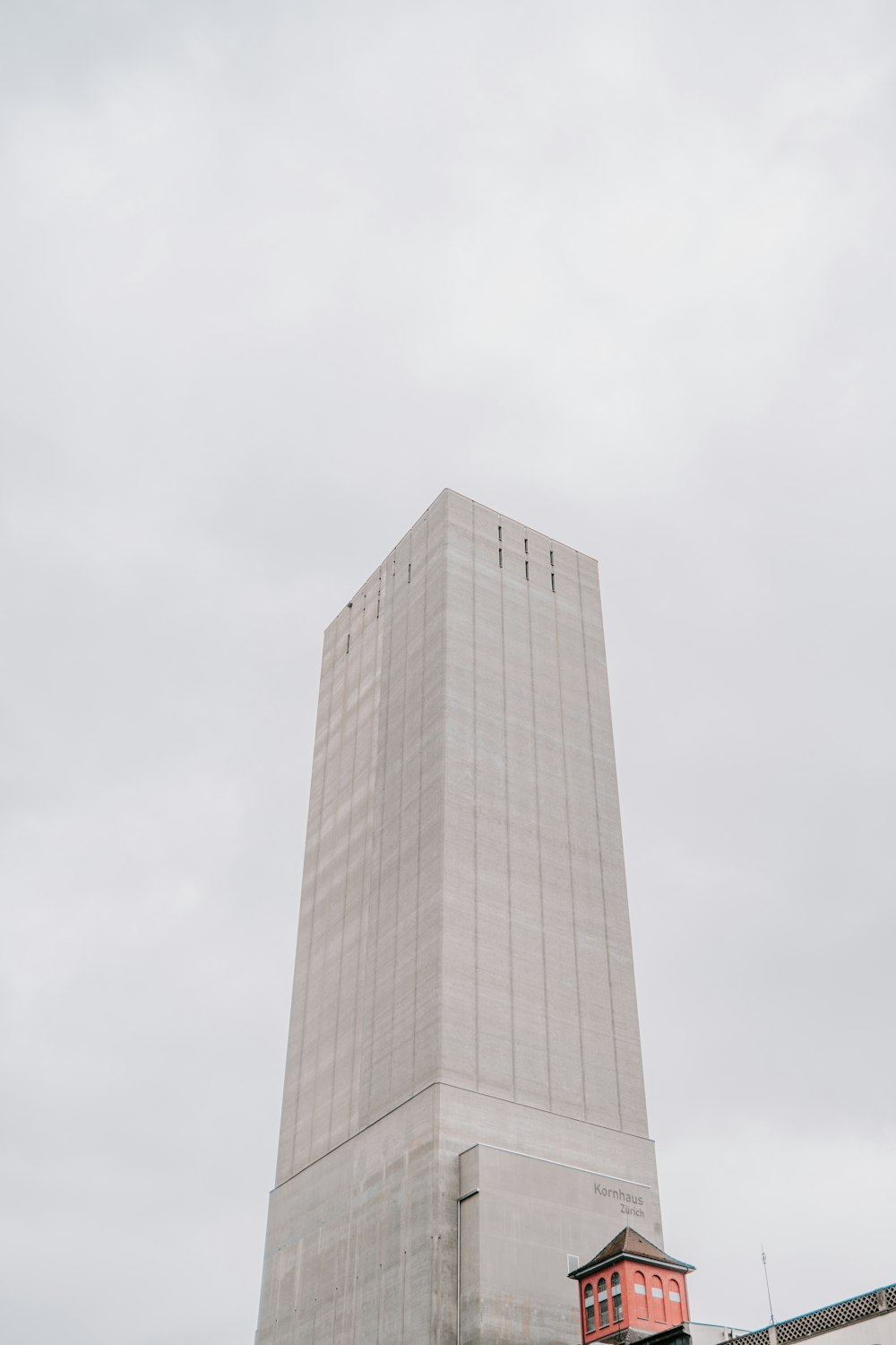 Graues Betongebäude unter weißem Himmel tagsüber