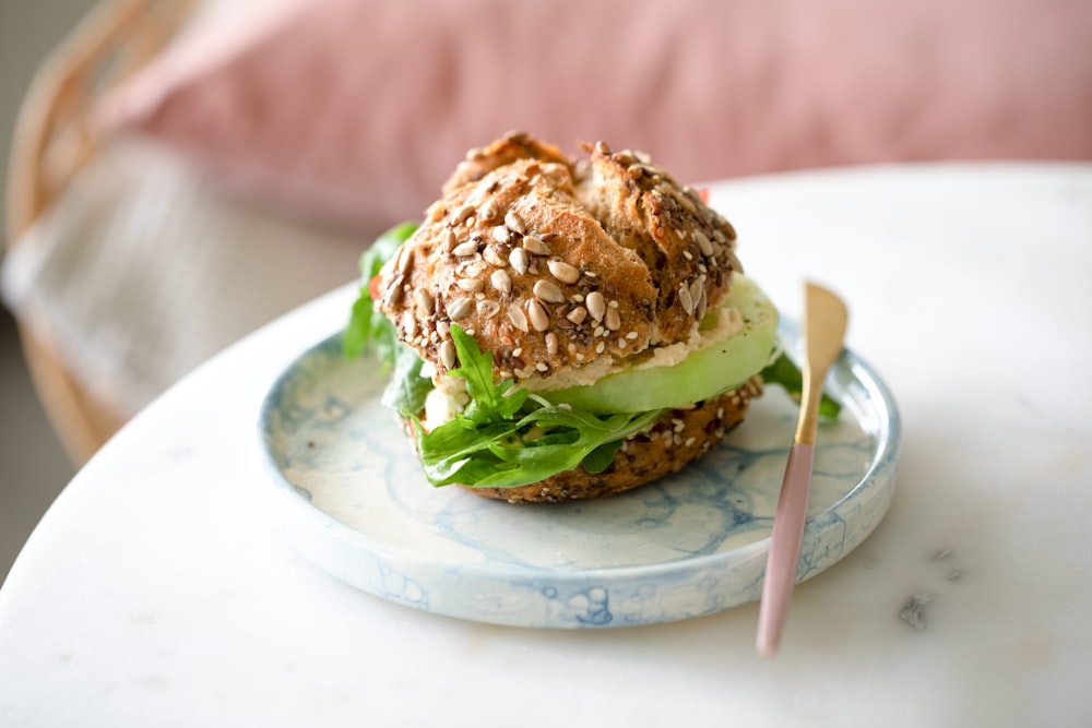 Hamburguesa con lechuga y queso en plato de cerámica blanca