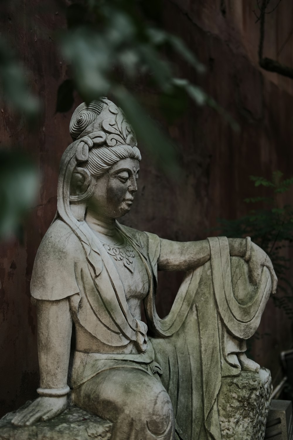 Estatua de mujer vestida durante el día