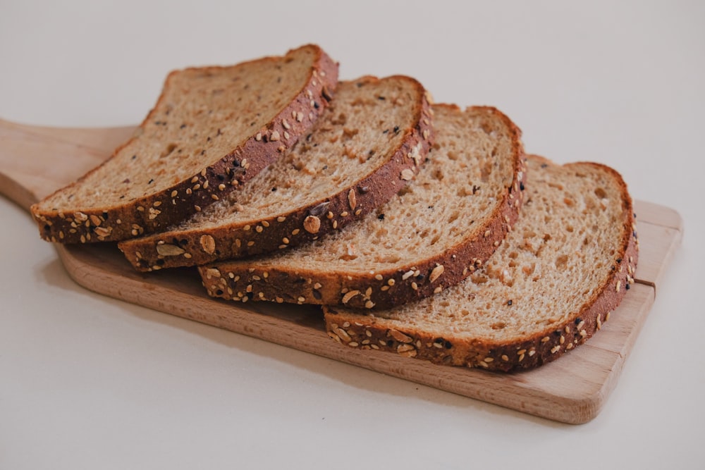 pane integrale su vassoio di legno marrone