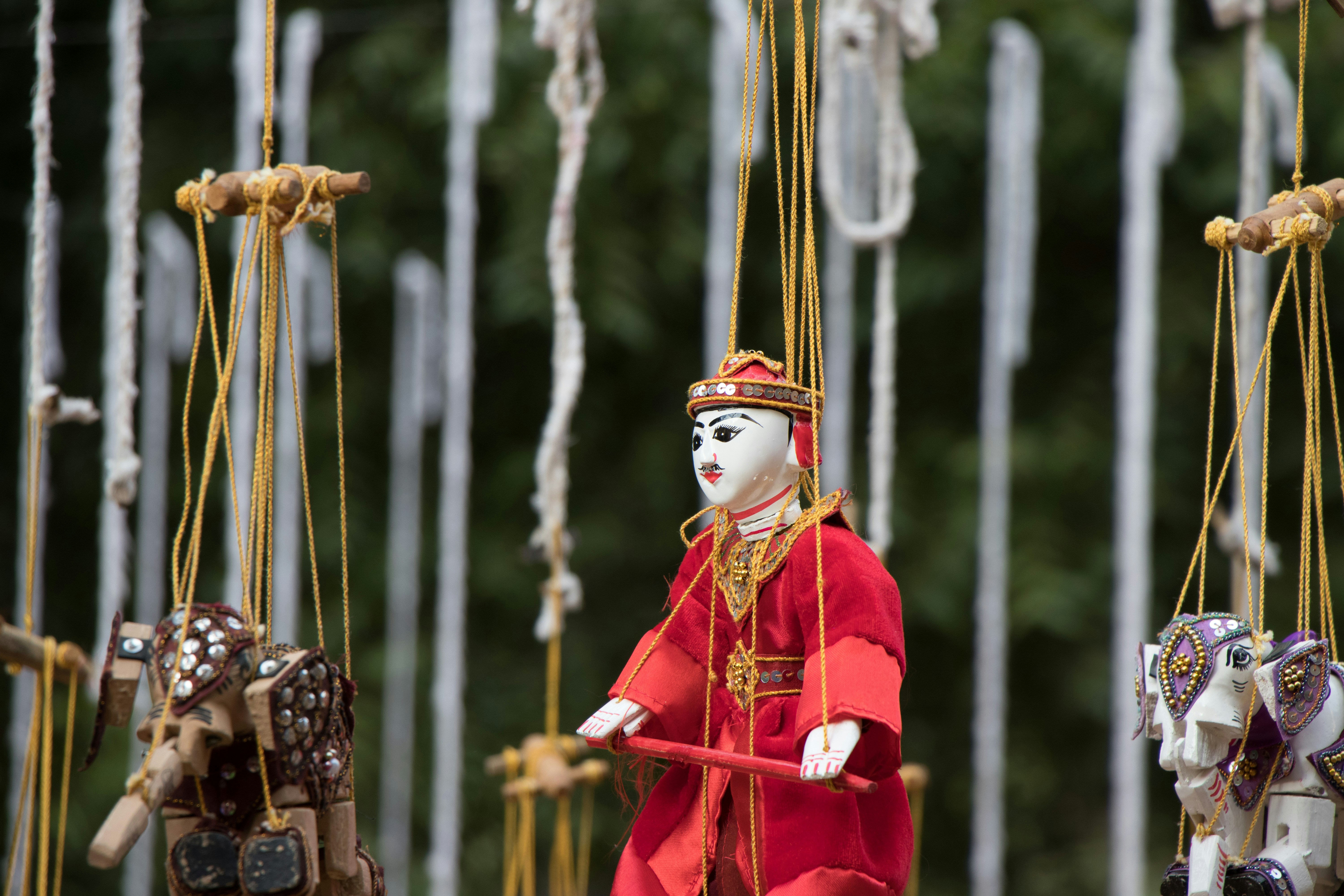 Weihnachtsmannfigur hält Seil