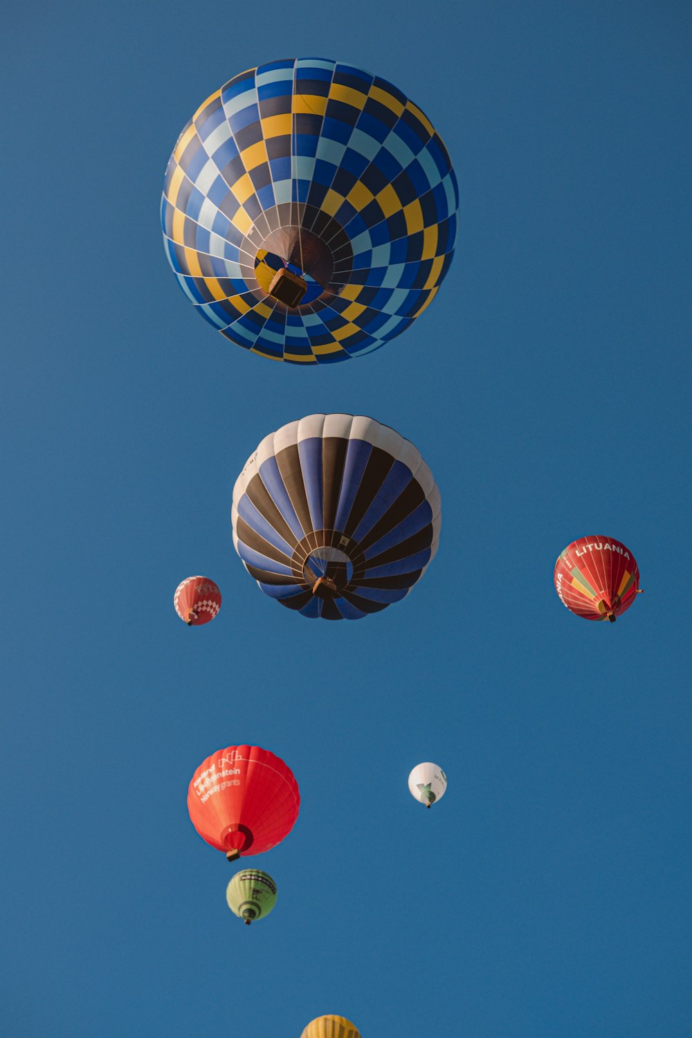 空に浮かぶ熱気球