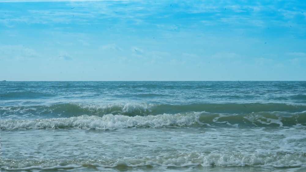 ocean waves crashing on shore during daytime