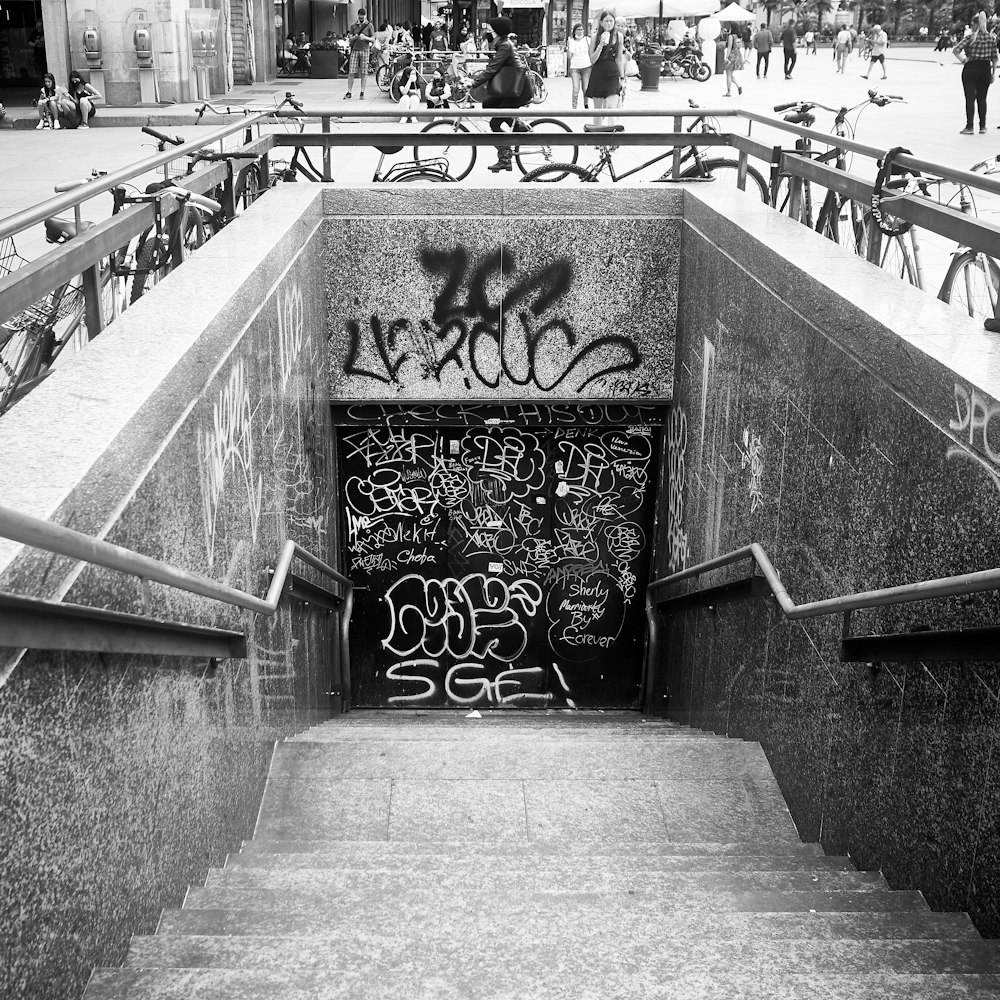 コンクリート階段のグレースケール写真