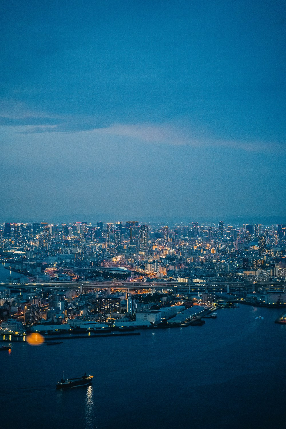 Skyline der Stadt tagsüber unter blauem Himmel