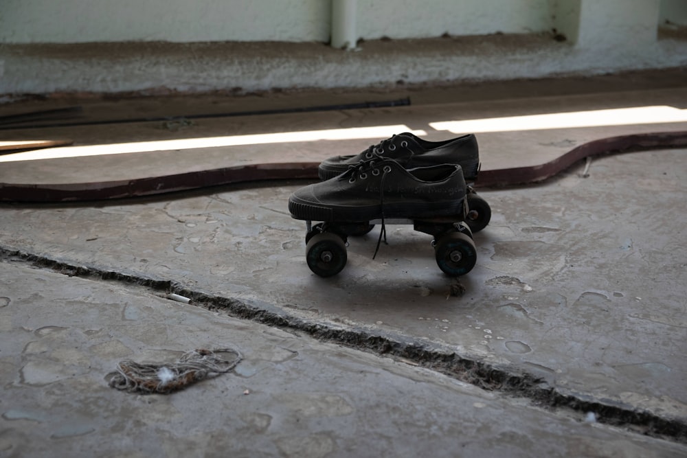 schwarzer Kinderwagen auf grauem Betonboden