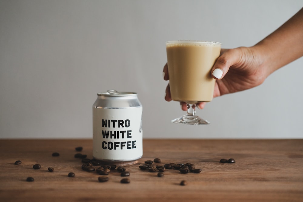 Taza de cerámica blanca y negra