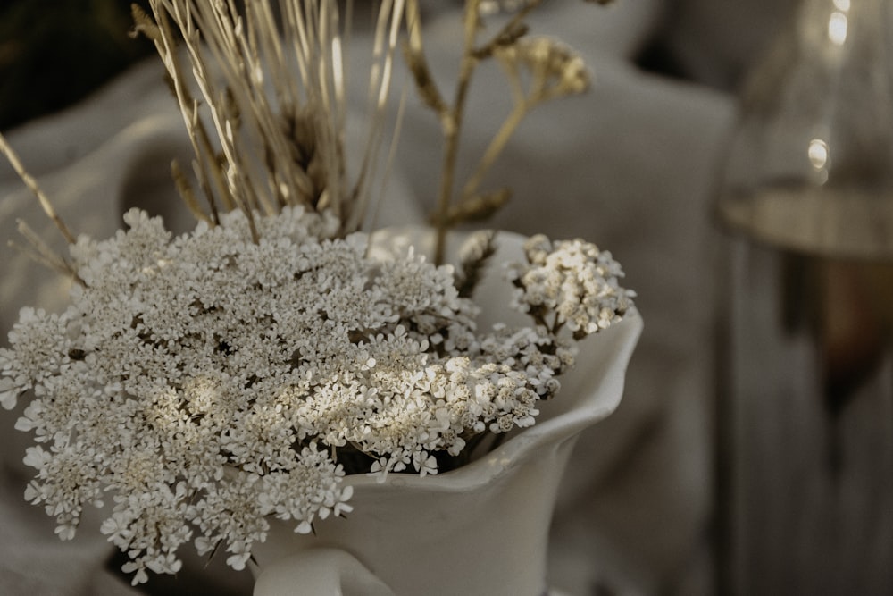 flores blancas en jarrón de cerámica blanca