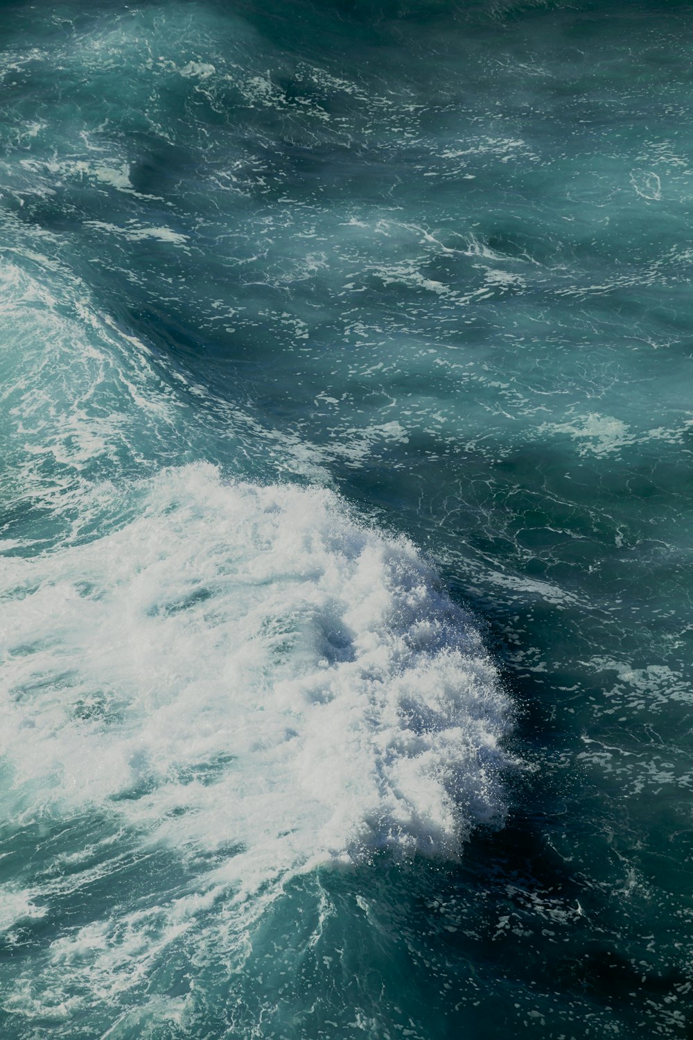 ocean waves crashing on shore during daytime