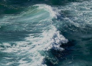 ocean waves during day time