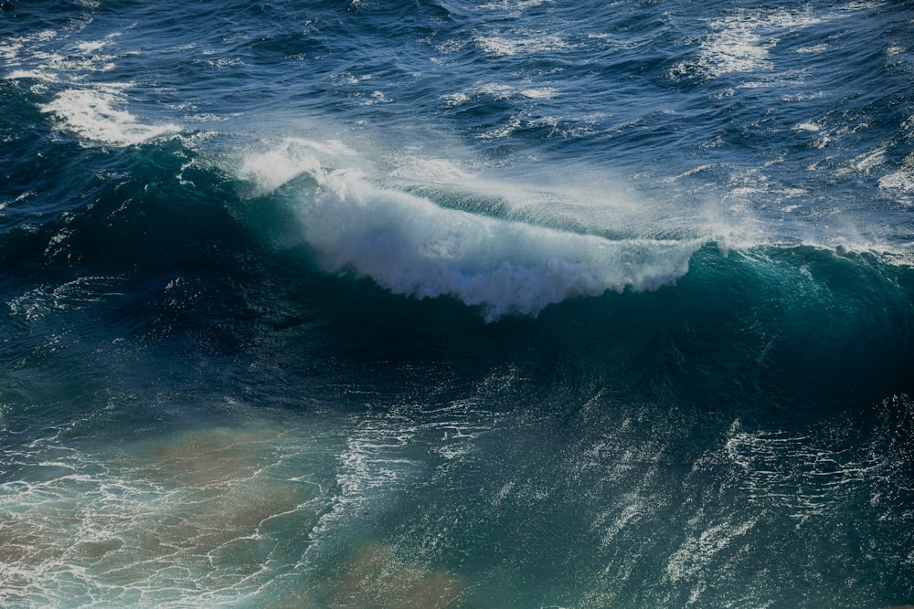 ocean waves crashing on shore during daytime