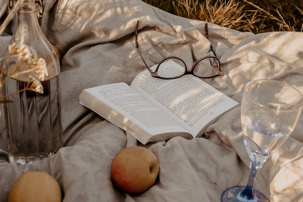 Schwarz gerahmte Brille auf weißer Buchseite