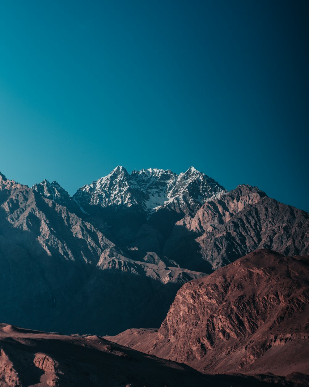 montagna rocciosa grigia sotto il cielo blu durante il giorno