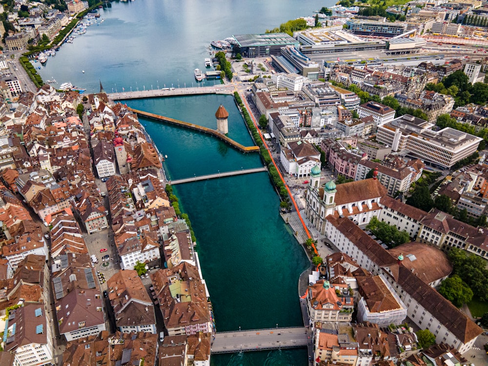 Veduta aerea degli edifici della città durante il giorno