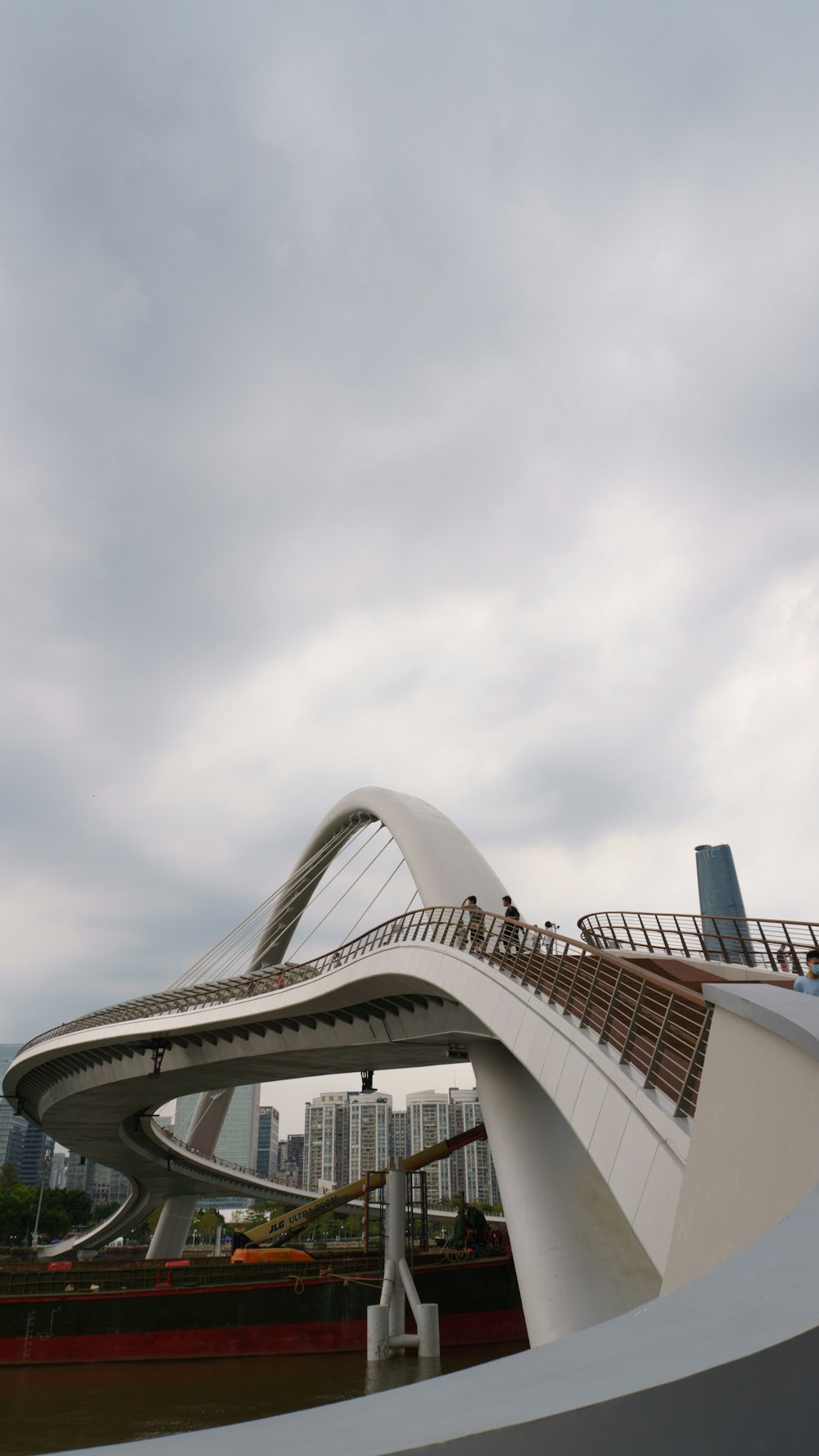 bâtiment en béton blanc sous des nuages blancs pendant la journée