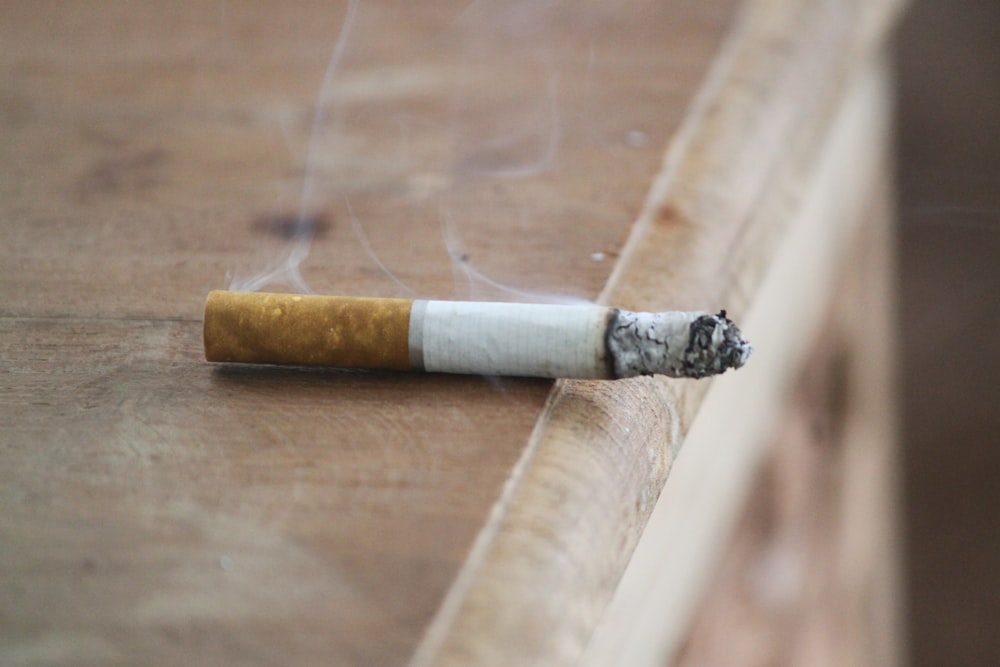weiße und braune Zigarettenstange