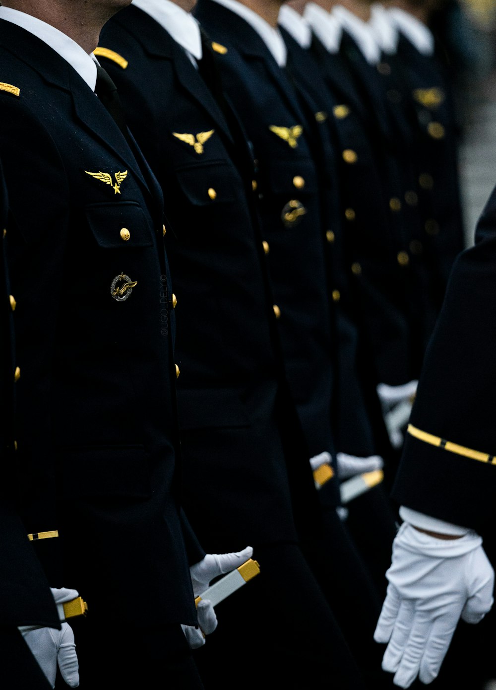 Hombre con uniforme negro y amarillo