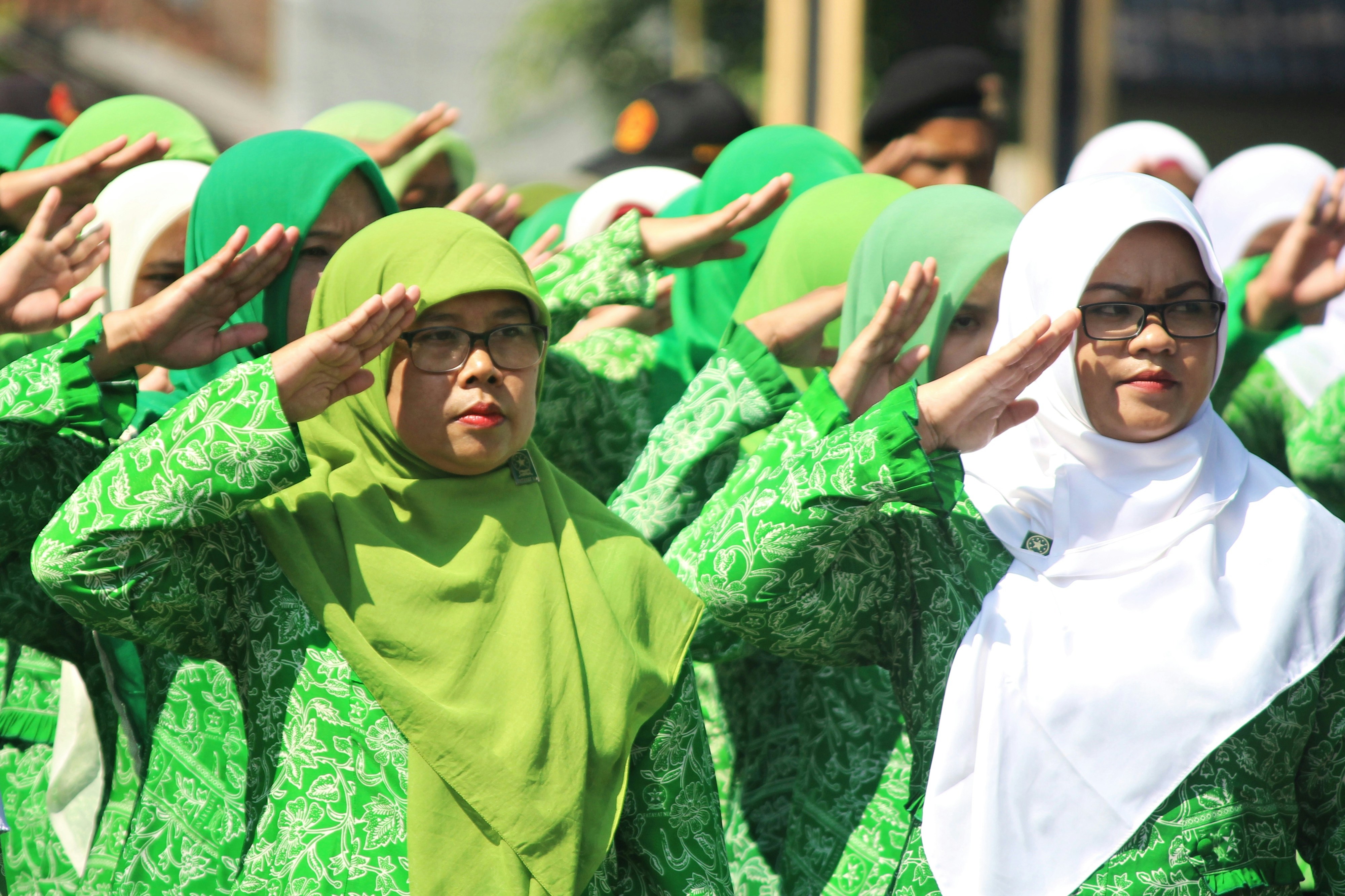 Pria berjilbab hijau dan thobe putih